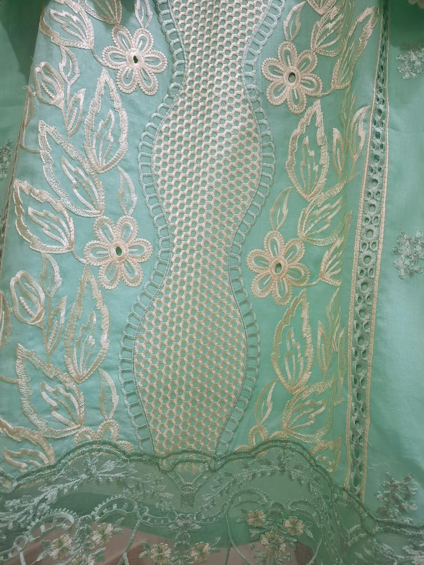 Lawn Chikankari 3pc Dress – Elegant Embroidery & Soft Fabric