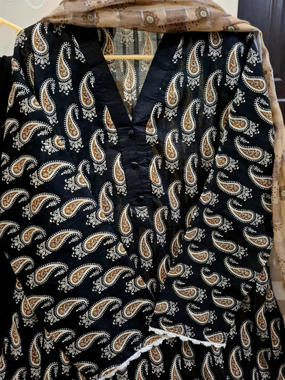 Elegant Lawn 3-Piece Suit | Summer Ready & Stylish